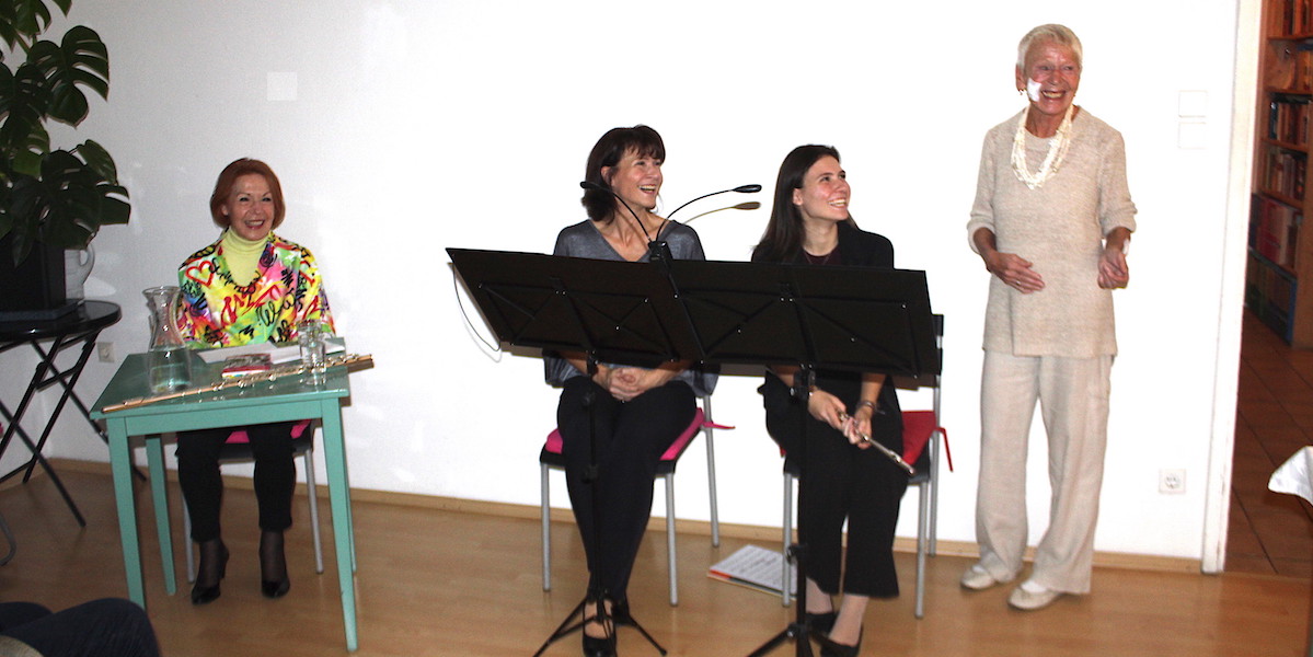 Literarisch-musikalisches Trio: Christl Greller, Martina & Iva Mazanik, herzlich begrüßt von Marietta Wild ...